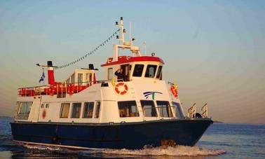 Barco de cruzeiro de passageiros de aço em Edimburgo