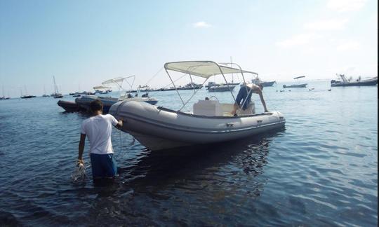 Barco inflável rígido Charter 16' Lomac em Stromboli (Ilhas Eólie), Itália