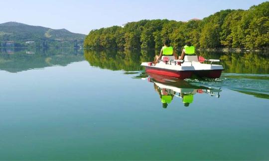 Pruebe un relajante paseo en pedales por el lago Orestiada y disfrute de la paz y la tranquilidad.