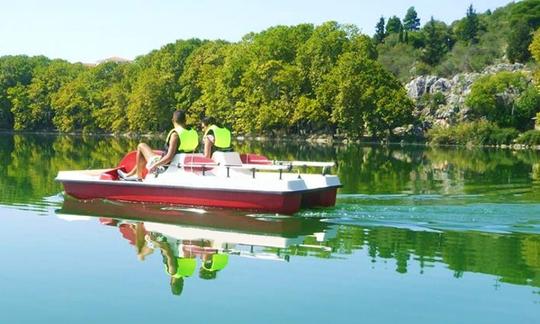 Pruebe un relajante paseo en pedales por el lago Orestiada y disfrute de la paz y la tranquilidad.