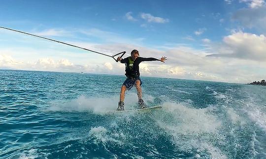 Clases de wakeboard en Vaitape, Polinesia Francesa