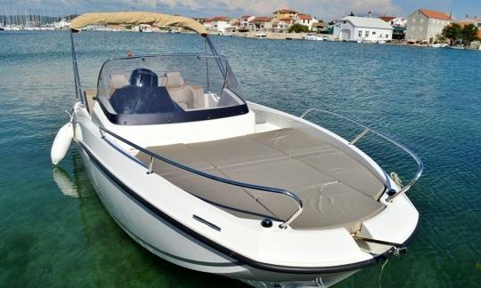 Alquile una cabina Quicksilver Activ 605 Sundeck Cuddy de 20 pies en Betina, Croacia