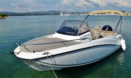 Alquile una cabina Quicksilver Activ 605 Sundeck Cuddy de 20 pies en Betina, Croacia