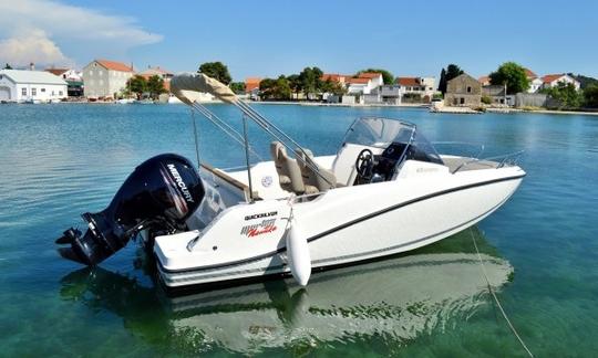 Alquile una cabina Quicksilver Activ 605 Sundeck Cuddy de 20 pies en Betina, Croacia