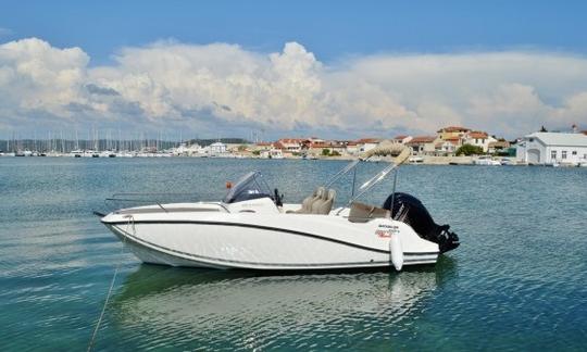 Alquile una cabina Quicksilver Activ 605 Sundeck Cuddy de 20 pies en Betina, Croacia