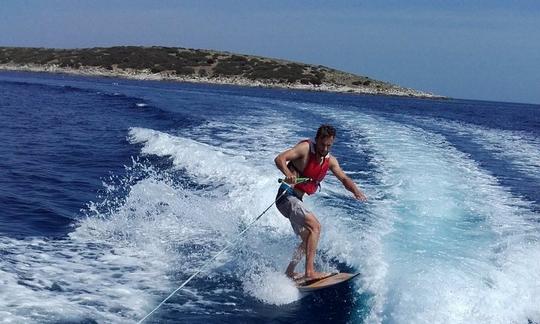 Disfruta del wakeboard en la bahía de Milna, en la isla de Vis, Croacia