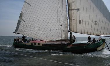 Alquile un velero tradicional Stormvogel de 66 pies en Brabante Septentrional, Países Bajos