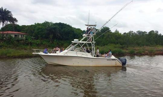 Seja pescador por 1 dia em Monróvia, Libéria, no The Bottom Line Cuddy Cabin