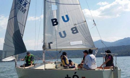 Rent a 5 person Daysailer in Valle de Bravo, Mexico