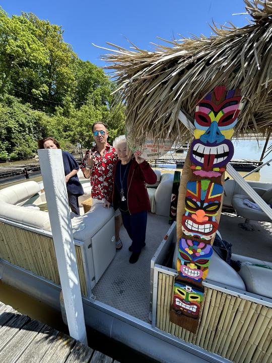 Tiki Boat, votre paradis tropical flottant vous attend pour faire la fête et faire une croisière 