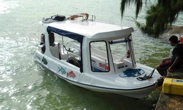 Barco con fondo de cristal Charter Island Hopper en Victoria, Seychelles