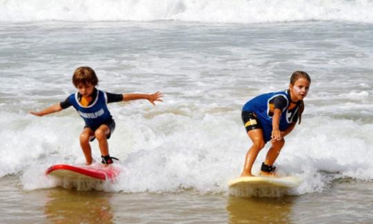 Cours de surf avec des instructeurs certifiés ISA à Valdevaqueros