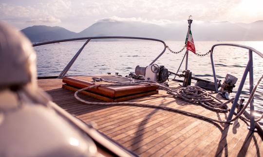 Cinque Terre avec bateau à moteur vintage Speranzella, Italie