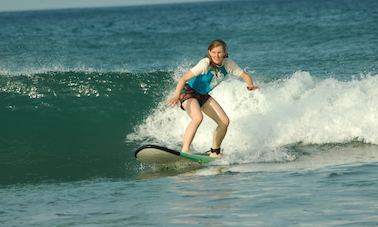 Disfruta surfeando con Fawas en la bahía de Arugam, provincia oriental de Sri Lanka