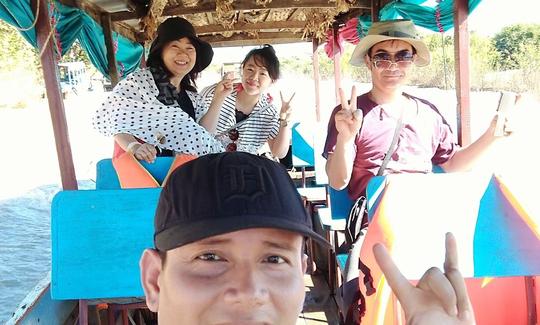 Passeio turístico em barco tradicional pelo canal na província de Siem Reap, Camboja