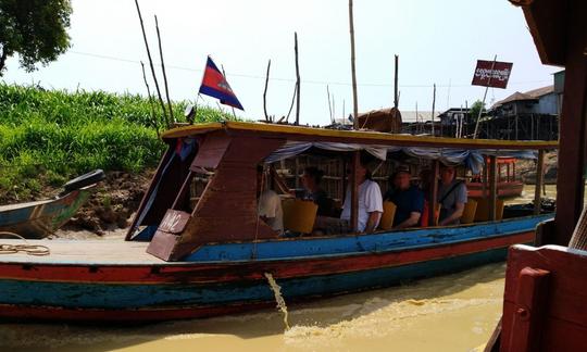 Passeio turístico em barco tradicional pelo canal na província de Siem Reap, Camboja