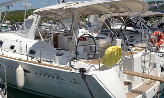 Partez à la voile sur un monocoque Oceanis Cruising de 50 pieds à Sukošan, en Croatie, à louer