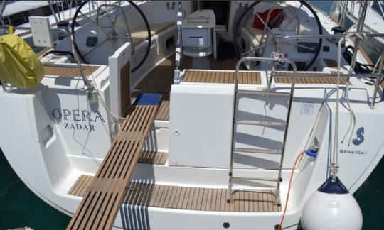 Partez à la voile sur un monocoque Oceanis Cruising de 50 pieds à Sukošan, en Croatie, à louer