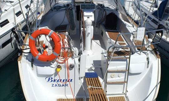 Explore Sukošan, Croácia, no 42' Oceanis Clipper - Brava Cruising Monohull