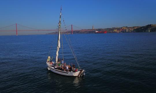 Passeio de barco de madeira típico português disponível em Lisboa, Portugal