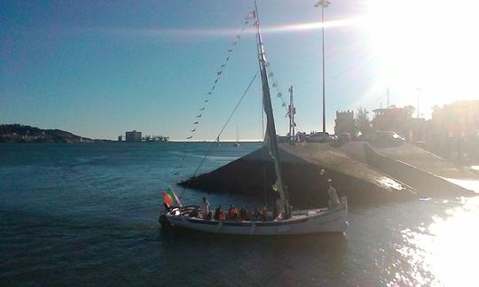 Passeio de barco de madeira típico português disponível em Lisboa, Portugal