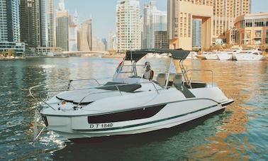 Explore Dubai a bordo deste iate a motor perfeito para cruzeiros em família