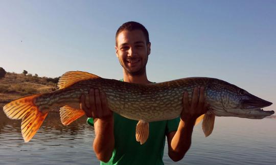 Profitez de la pêche avec vos amis et votre famille sur ce bateau Jon Boat pour 4 personnes à Alangel, en Espagne