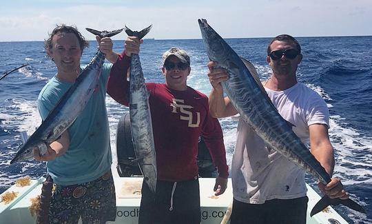 Disfrute de excursiones de pesca con consola central de 30 pies en Fort Lauderdale, FL