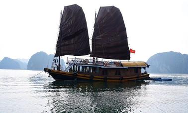 Sailing Junk Boat for 4 People in Ha Long, Vietnam