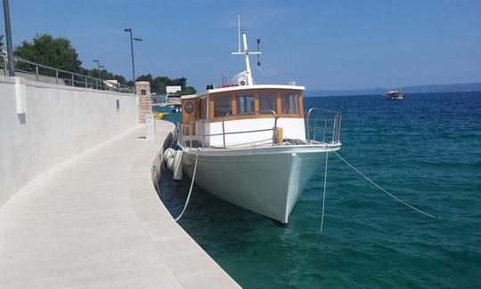 Descubra a paisagem da Ilha de Hvar e do Mar Adriático em 56'