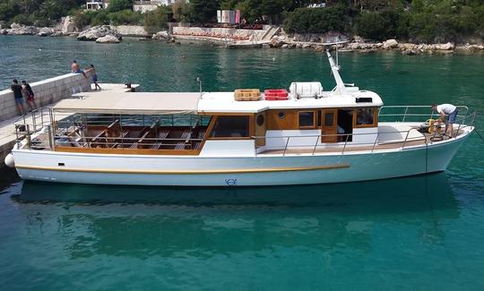 Descubra a paisagem da Ilha de Hvar e do Mar Adriático em 56'