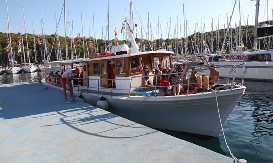 Descubra a paisagem da Ilha de Hvar e do Mar Adriático em 56'