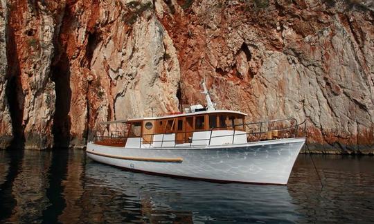 Descubra a paisagem da Ilha de Hvar e do Mar Adriático em 56'