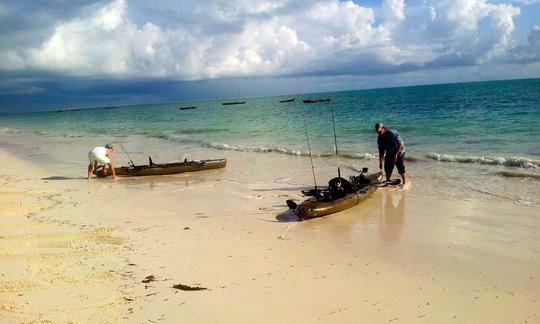 Pesque em um caiaque de pesca especial em Jambiani, Tanzânia