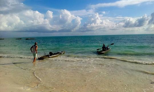 Pesque em um caiaque de pesca especial em Jambiani, Tanzânia