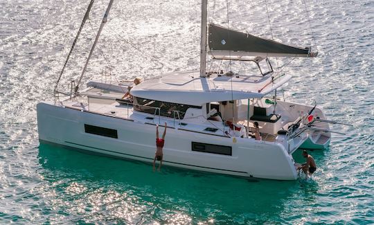 Descubra Phuket, Tailandia, a bordo de este agradable catamarán de crucero Lagoon 40