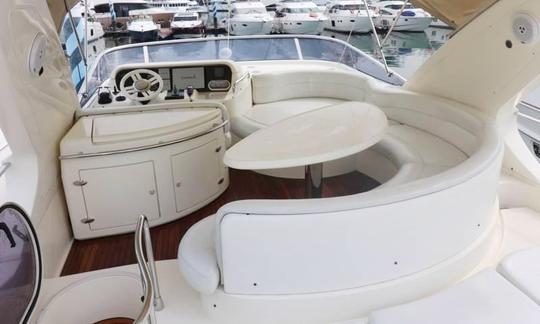 Naviguez avec style à Phuket, en Thaïlande, à bord du méga-yacht à moteur « After 8 » Azimut 55 Evolution