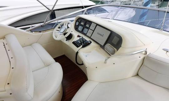 Naviguez avec style à Phuket, en Thaïlande, à bord du méga-yacht à moteur « After 8 » Azimut 55 Evolution