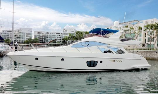 Naviguez avec style à Phuket, en Thaïlande, à bord du méga-yacht à moteur « After 8 » Azimut 55 Evolution