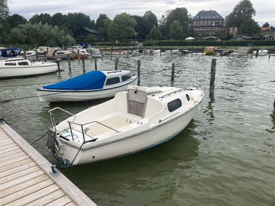 Bateau électrique silencieux dans le lac Søndersø à Maribo Lolland