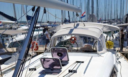 Partez à la voile sur un monocoque Oceanis Cruising de 50 pieds à Sukošan, en Croatie, à louer