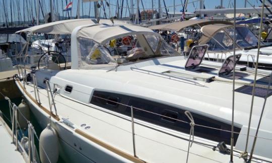 Partez à la voile sur un monocoque Oceanis Cruising de 50 pieds à Sukošan, en Croatie, à louer