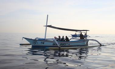 Alugue este tradicional barco de lixo para 5 pessoas para desfrutar de passeios de barco em Buleleng, Bali