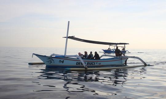 Alquile este barco de basura tradicional para 5 personas para disfrutar de paseos en barco en Buleleng, Bali