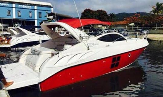 Louez un yacht à moteur Sunline de 32 pieds à Santa Catarina, au Brésil, avec le capitaine