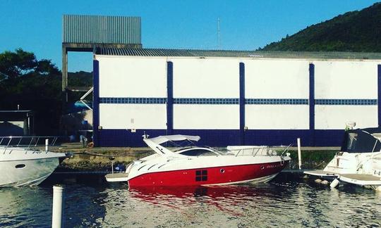 Louez un yacht à moteur Sunline de 32 pieds à Santa Catarina, au Brésil, avec le capitaine