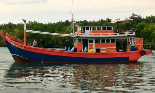 Tenha uma incrível experiência de pesca em Satun, Tailândia, na traineira tradicional