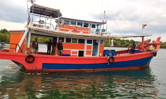 Tenha uma incrível experiência de pesca em Satun, Tailândia, na traineira tradicional