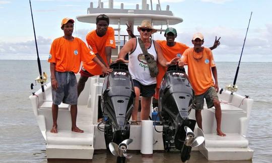 Excursions de pêche passionnantes sur un bateau semi-cabine de 34 pieds avec 2 capitaines à bord à Nosy Be, Madagascar