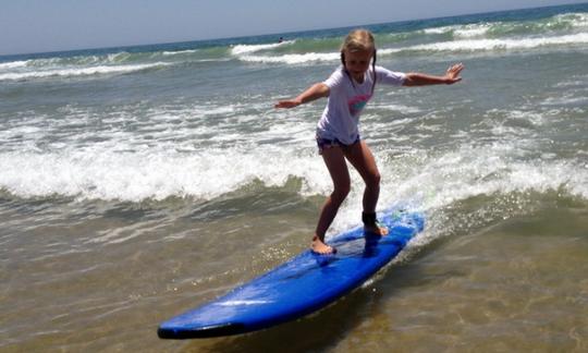 Apprenez à surfer en toute sécurité avec un guide de surf local expérimenté à Taghazout, au Maroc